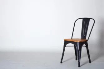 Ghế phong cách công nghiệp farmhouse với khung thép đen và mặt ngồi gỗ mộc mạc.