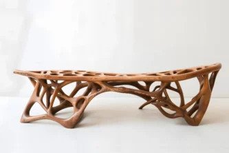 Bàn trà gỗ tự nhiên với màu mật ong và thiết kế thoáng đãng, mang vẻ đẹp hữu cơ.