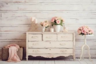 Tủ ngăn kéo và bàn phụ gỗ phong cách Shabby Chic màu trắng bạc, điểm xuyết bình hoa hồng tươi tắn.