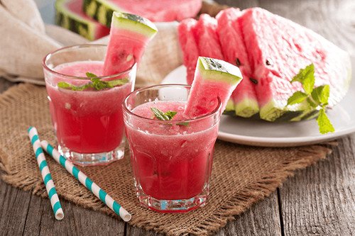 Hình ảnh miếng dưa hấu tươi mát, tượng trưng cho vẻ đẹp tự nhiên và sự cân bằng trong không gian sống hiện đại sử dụng vật liệu gỗ óc chó