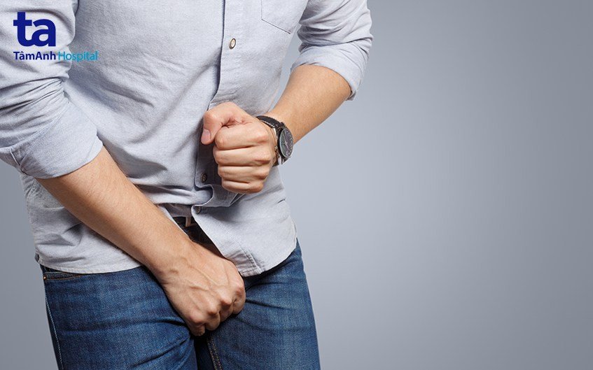 Người cao tuổi thực hiện các hoạt động thể chất ngoài trời.