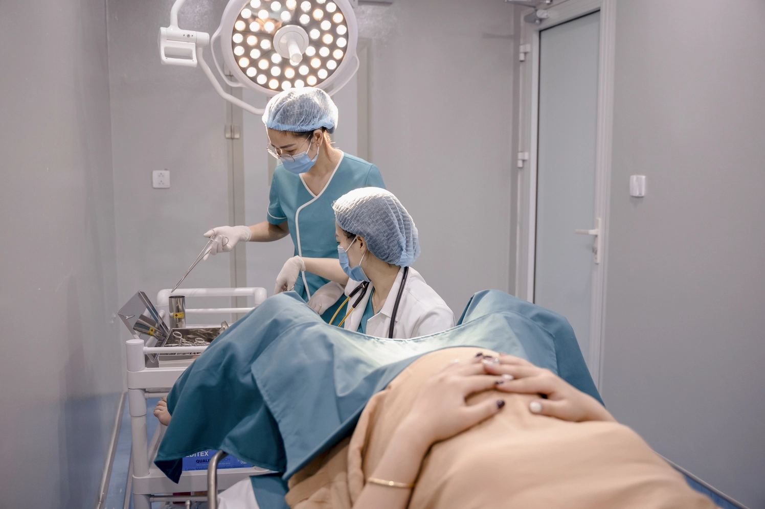 Bác sĩ phụ khoa thăm khám cho bệnh nhân nữ