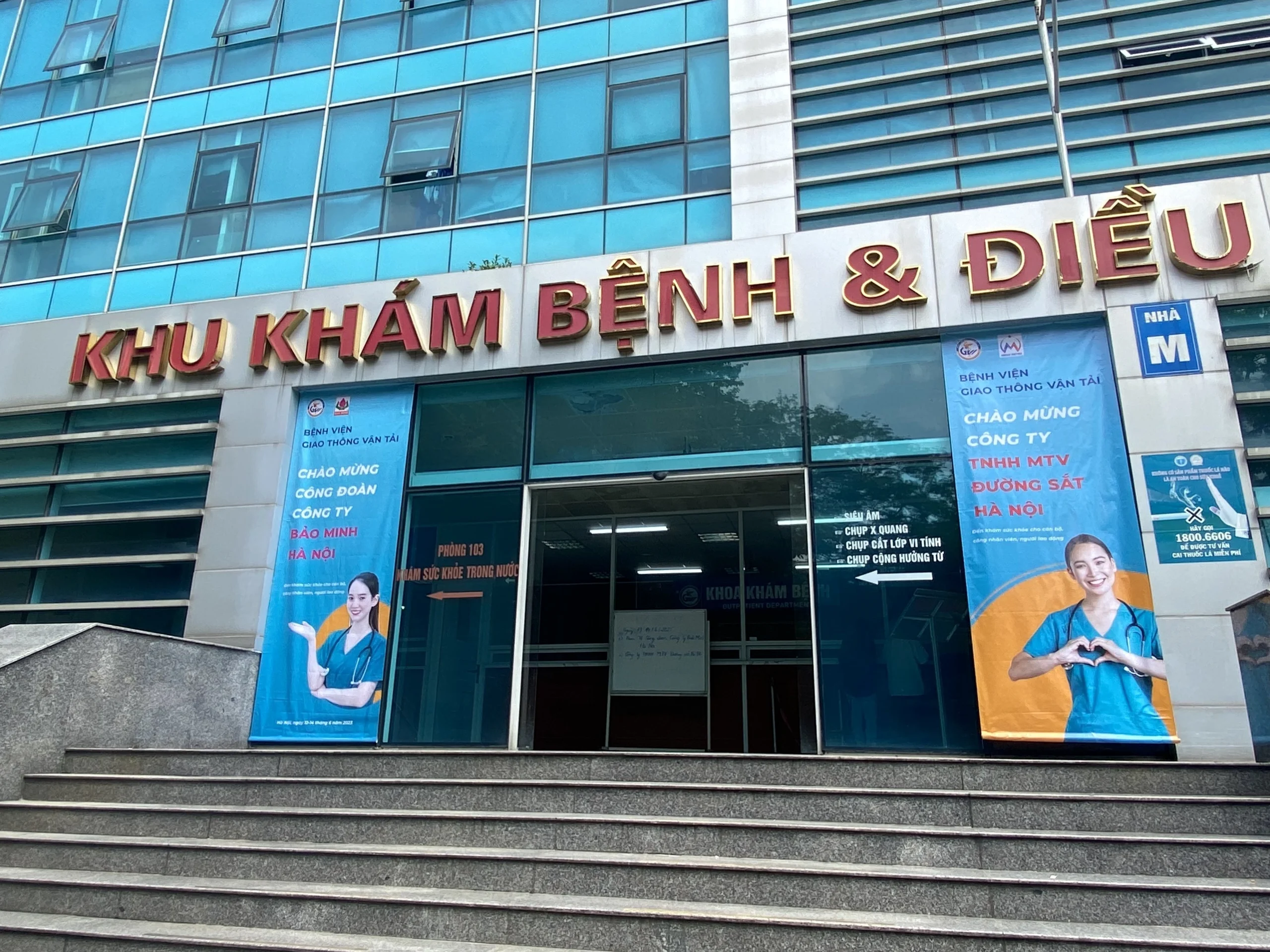 Bác sĩ tư vấn cho bệnh nhân tại Bệnh viện GTVT