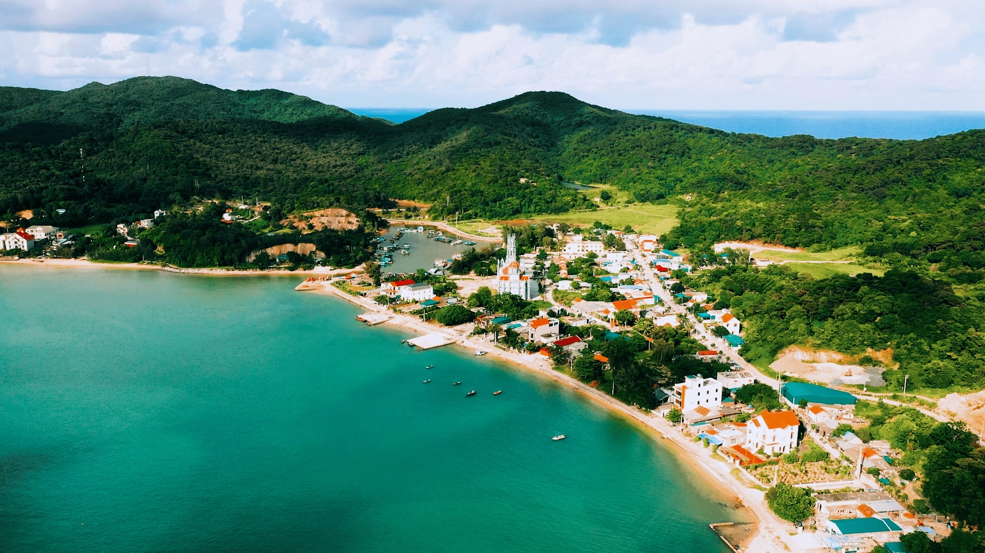 Bãi biển Hồng Vàn với cảnh quan yên bình