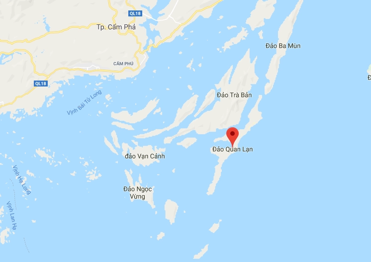 Bãi biển Quan Lạn với cát trắng và nước biển xanh