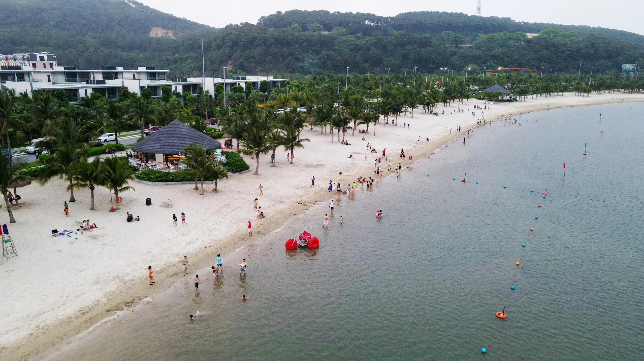 Bãi biển Vụng Hương xanh mát nhìn từ trên cao
