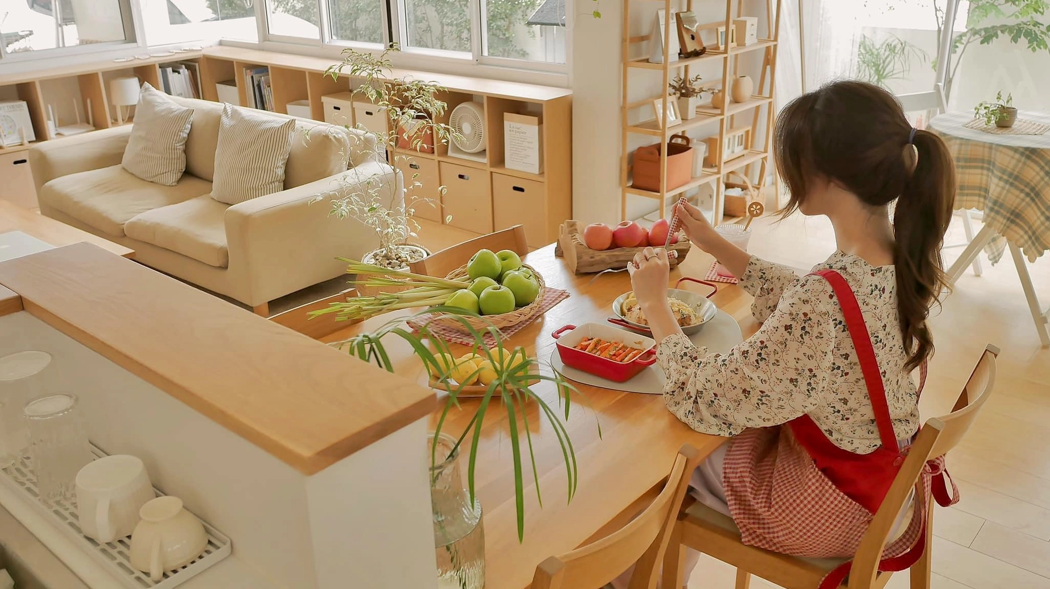 Bàn làm việc phong cách Cozy với cây xanh và đồ dùng ấm áp
