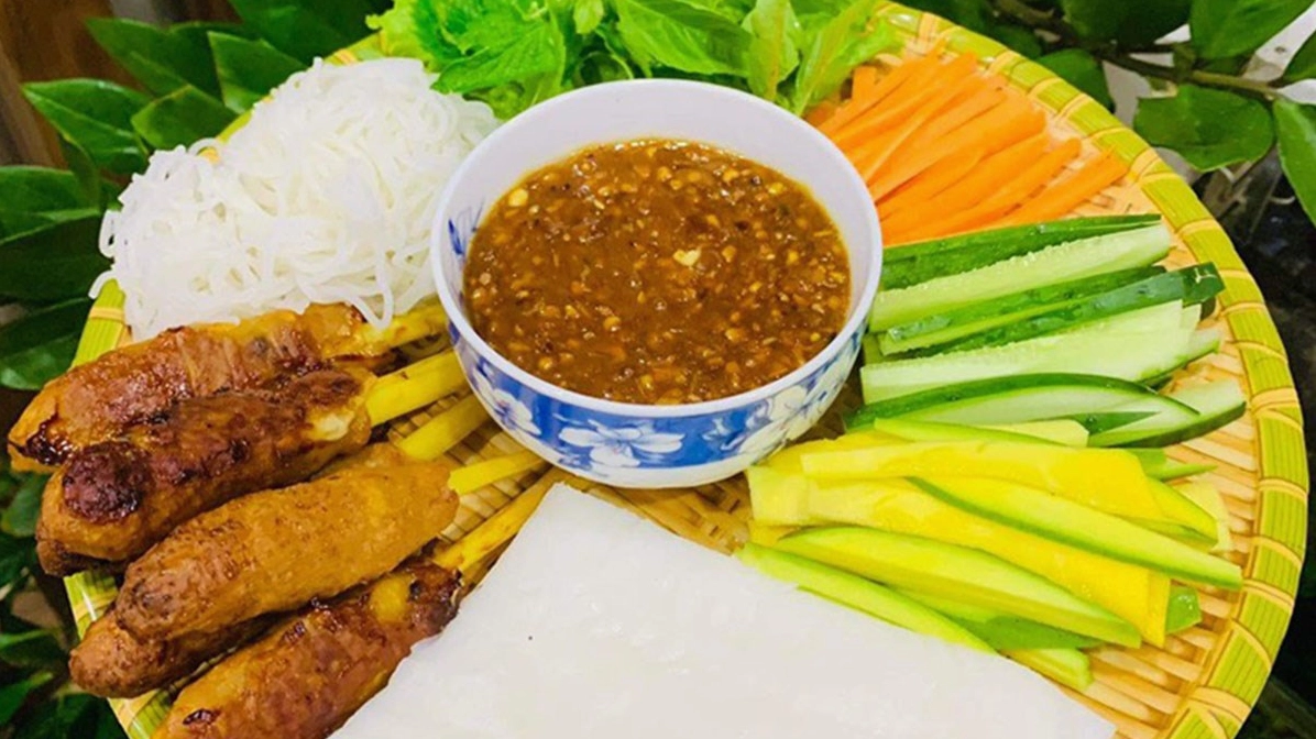 Nem Lụi: Bí Quyết Chuẩn Vị Huế và Hành Trình Khám Phá 2026 Bày biện đĩa nem lụi hấp dẫn với rau sống và bánh tráng