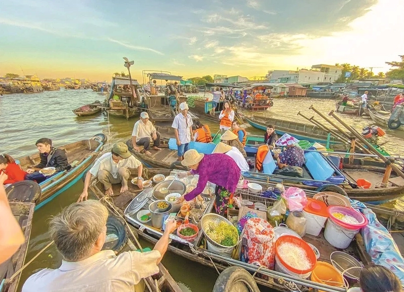 Chợ Nổi Cái Răng Ở Đâu? Khám Phá Văn Hóa Sông Nước Cần Thơ 2026 Bến thuyền tấp nập tại chợ nổi Cái Răng