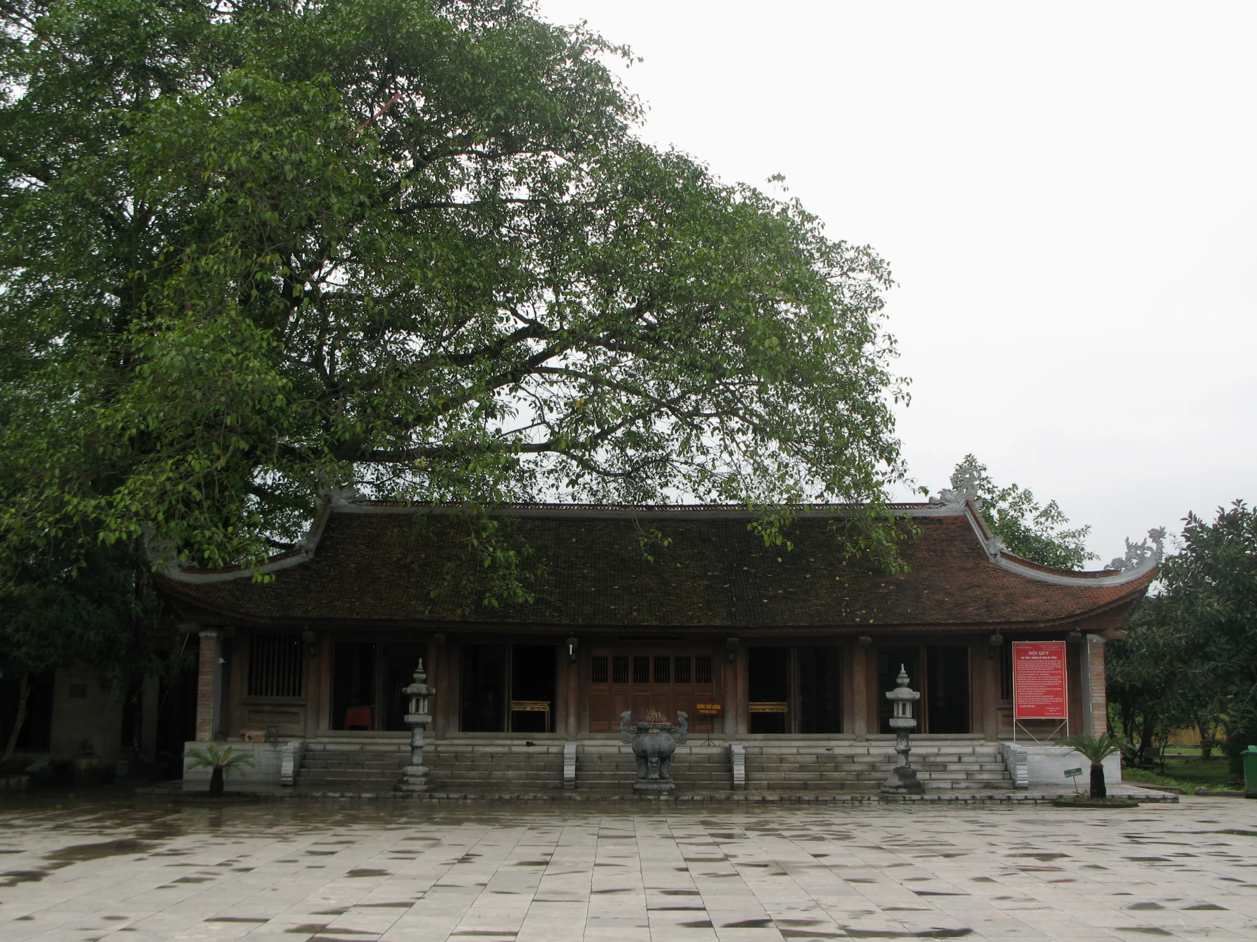 Bên trong Điện Mẫu Âu Cơ