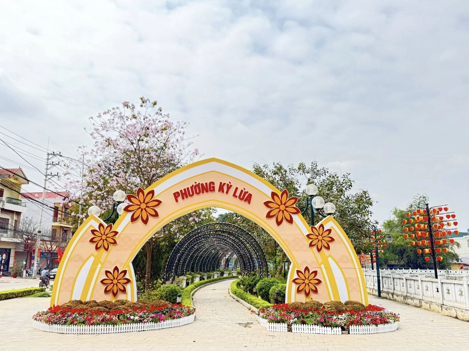Phố Kỳ Lừa: Điểm Hẹn Du Lịch và Văn Hóa Lạng Sơn 2026 Các sản phẩm thổ cẩm tại Phố Kỳ Lừa