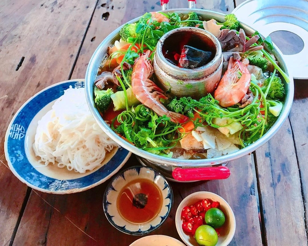 Cù Lao: Hành Trình Khám Phá Vẻ Đẹp Song Hành Cùng Kiến Trúc Việt Cảnh đẹp một cù lao với những ngôi nhà xen kẽ cây xanh