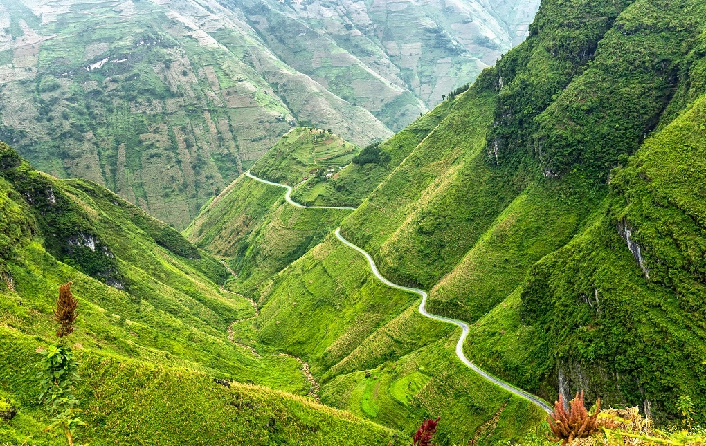 Cảnh quan hùng vĩ của Đèo Mã Pí Lèng nhìn từ xa