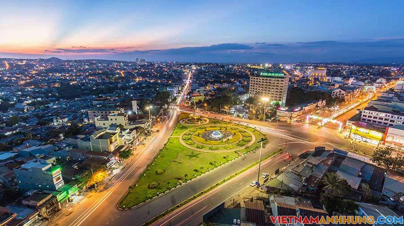Cảnh quan thiên nhiên hùng vĩ quanh khu vực Thủy điện Yaly