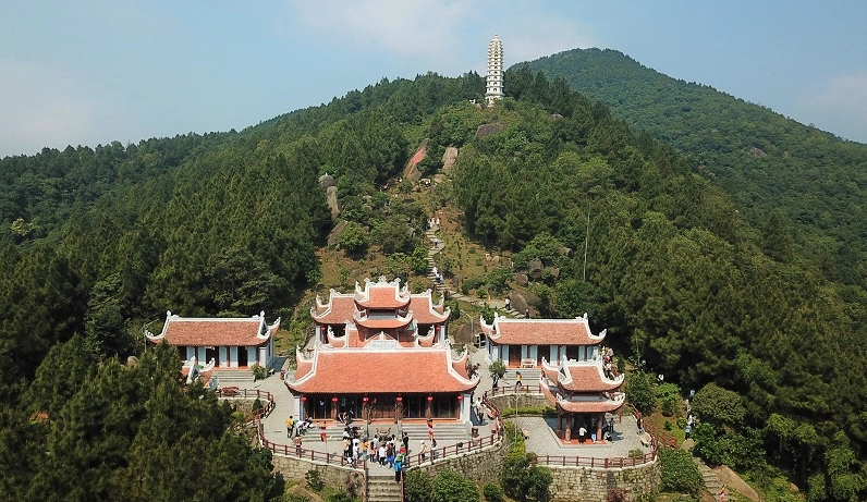 Chùa Hương 2026: Khám phá vẻ đẹp tâm linh và trải nghiệm độc đáo Cảnh thuyền di chuyển trên suối Yến Chùa Hương
