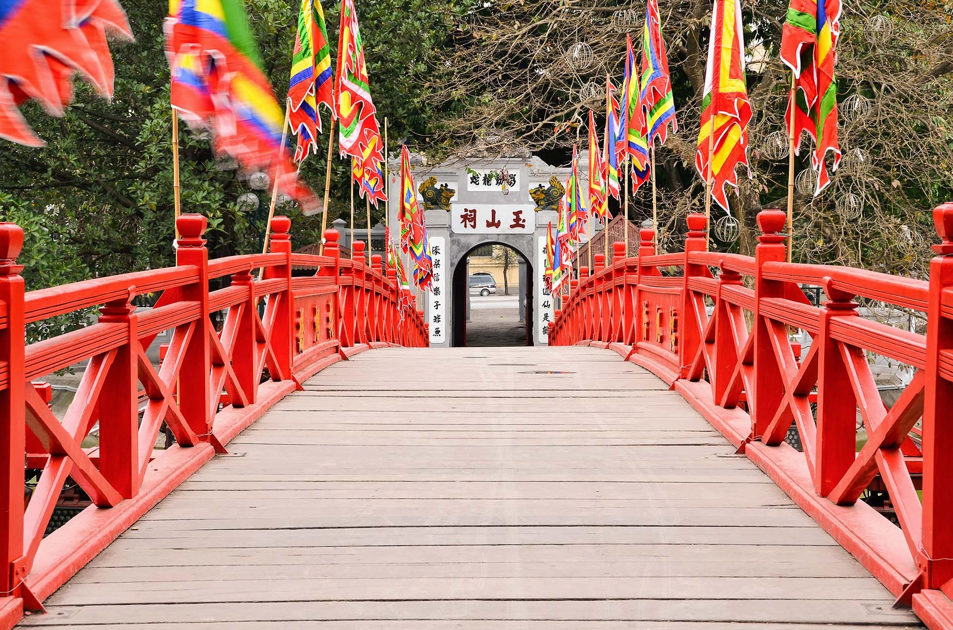 cau-the-huc-bieu-tuong-xanh-ngat-giua-long-ho-guom_705