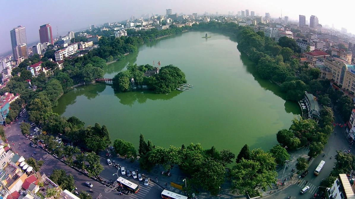 Hồ Gươm ở đâu? Khám phá vị trí và lịch sử trái tim Thủ đô Cầu Thê Húc và Đền Ngọc Sơn nhìn từ xa