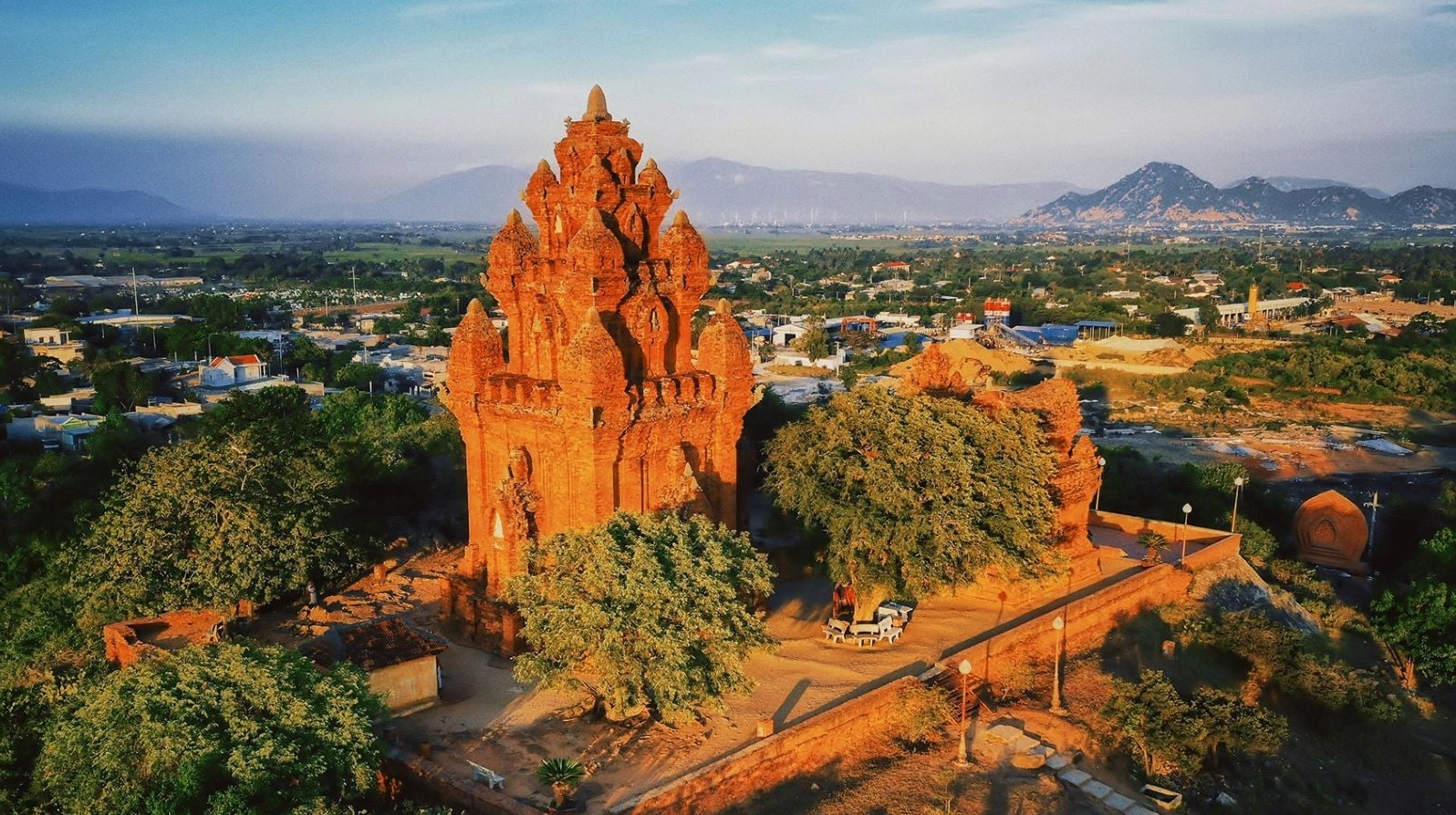 Chi tiết hoa văn chạm khắc trên tháp