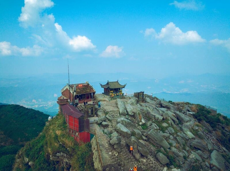 Chùa Yên Tử Ở Đâu? Khám Phá Tuyệt Tác Tâm Linh Miền Đông Con đường dẫn lên chùa Đồng trên đỉnh Yên Tử