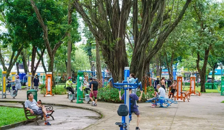 Cổng chào Công viên Lê Văn Tám nhìn từ ngoài vào