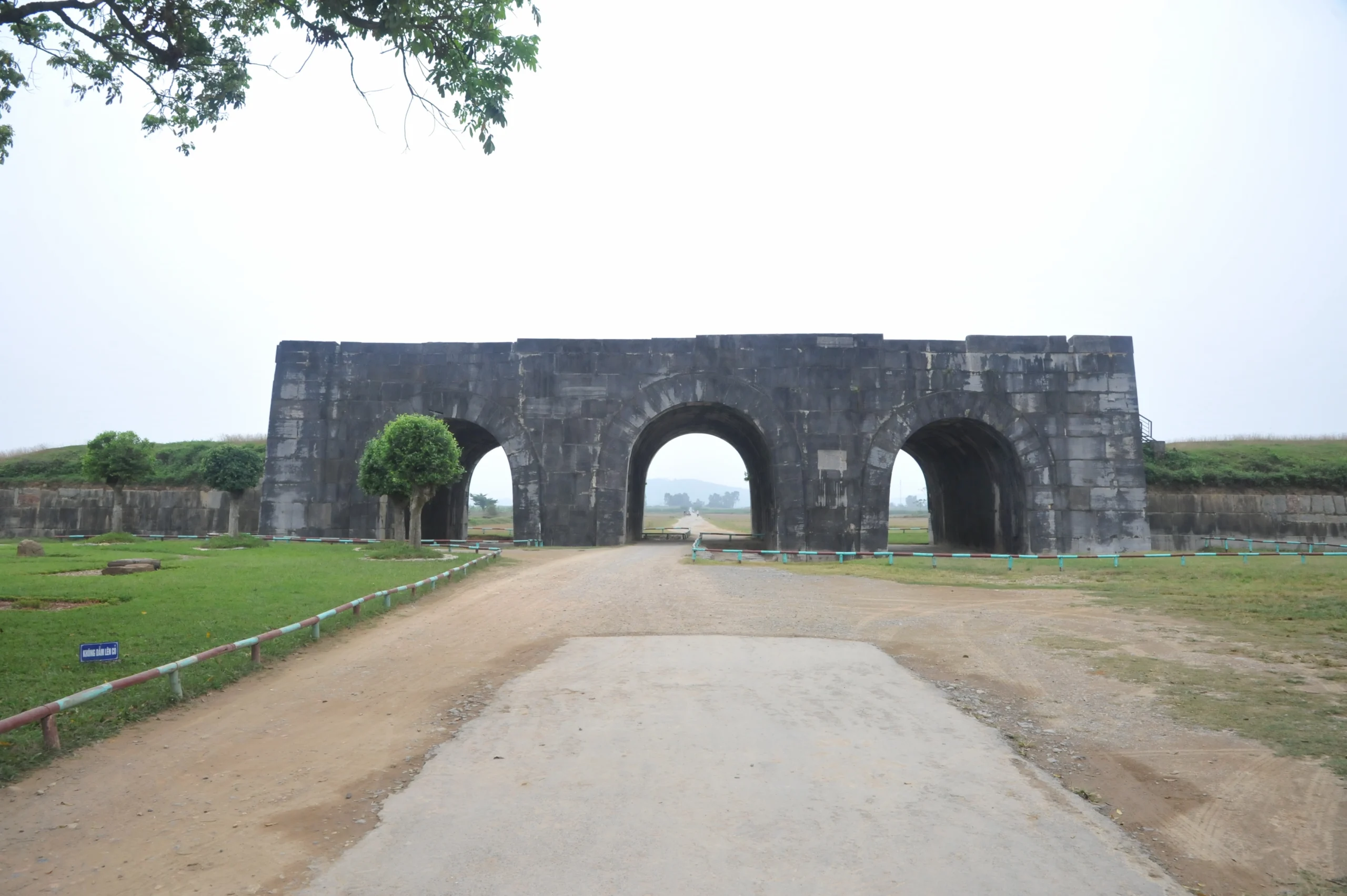 Cổng Nam Thành Nhà Hồ nhìn từ bên ngoài