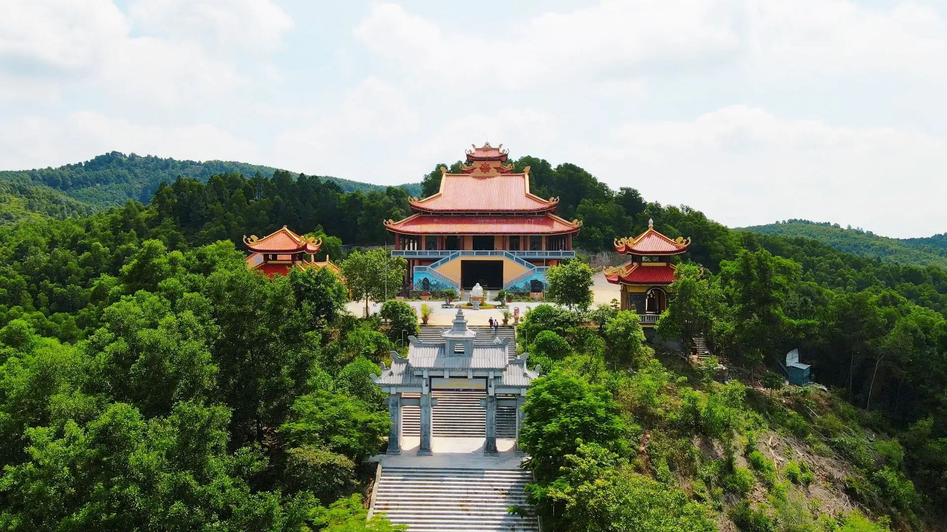 Cổng Tam Quan Thiền Viện Trúc Lâm Phượng Hoàng