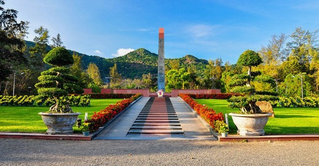 Cổng vào Nghĩa trang Hàng Dương