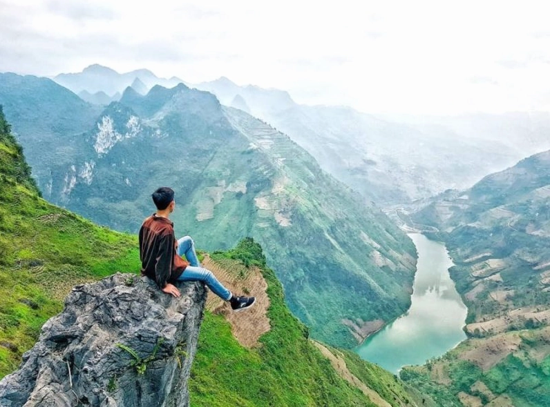 Du khách chụp ảnh lưu niệm tại Đèo Mã Pí Lèng