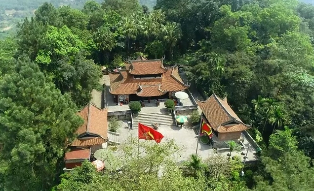 Du khách dâng hương tại Đền Mẫu Âu Cơ