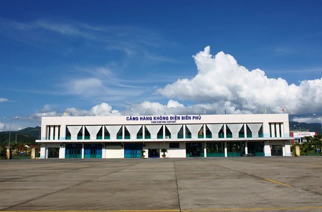 Du khách tham quan Điện Biên