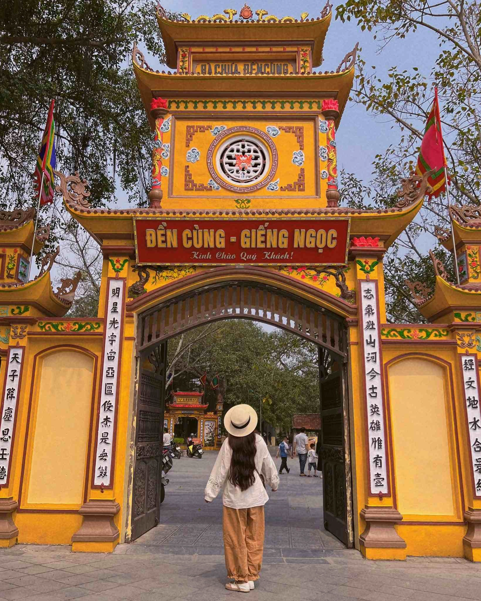 Đền Cùng Giếng Ngọc: Khám phá Di sản Văn hóa và Tâm linh 2026 Du khách tham quan và chiêm bái tại Đền Cùng Giếng Ngọc
