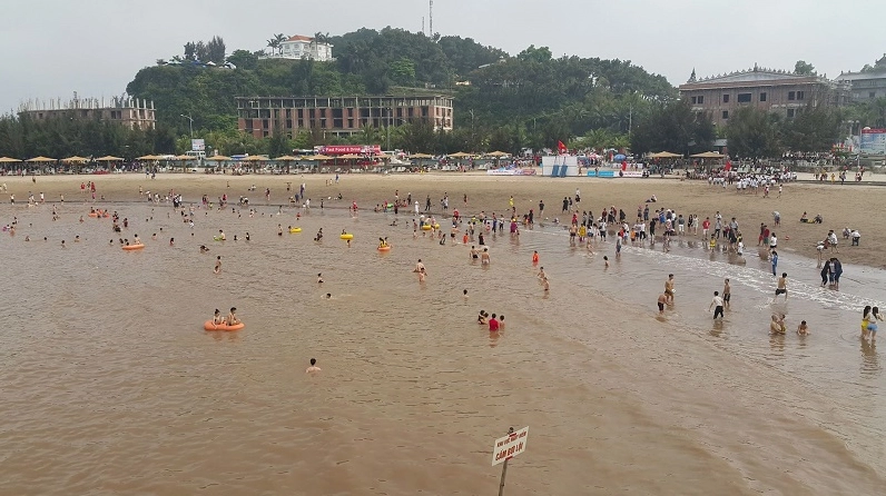 Du khách thư giãn trên bãi biển Đồ Sơn