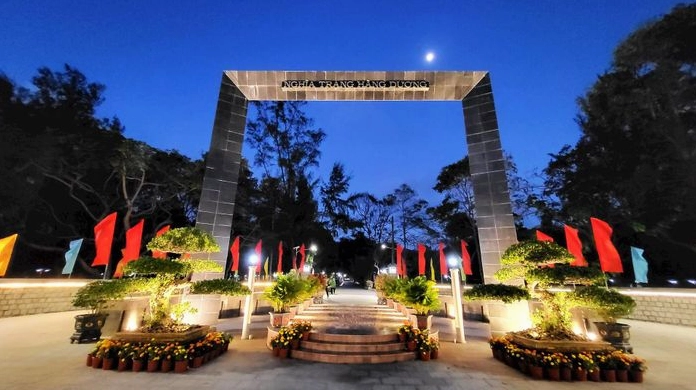 Du khách viếng mộ tại Nghĩa trang Hàng Dương