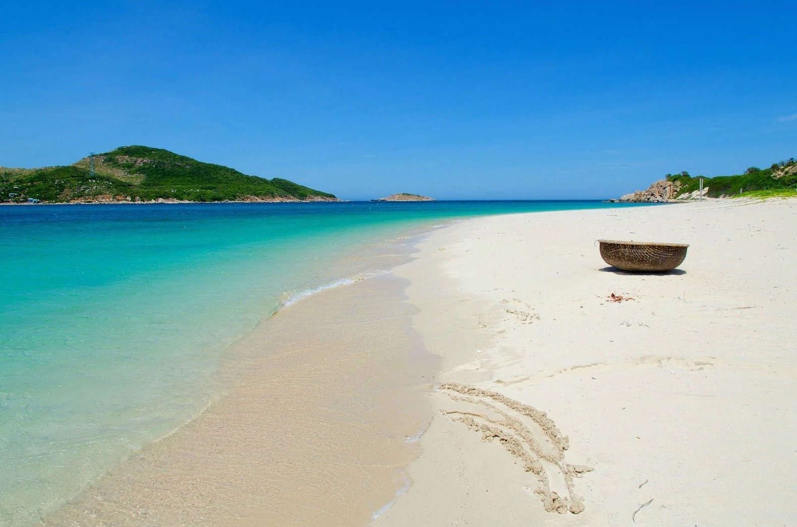 Bãi Biển Ninh Chữ: Thiên Đường Biển Xanh, Cát Trắng Ninh Thuận Du khách vui chơi tại bãi biển Ninh Chữ