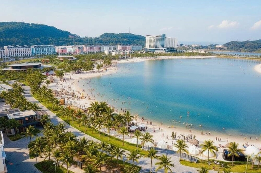 Du khách vui chơi trên bãi biển Đồ Sơn