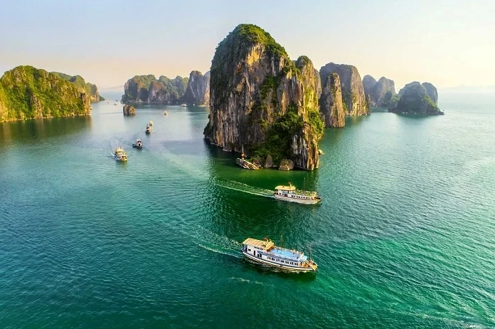 Du thuyền sang trọng trên Vịnh Hạ Long