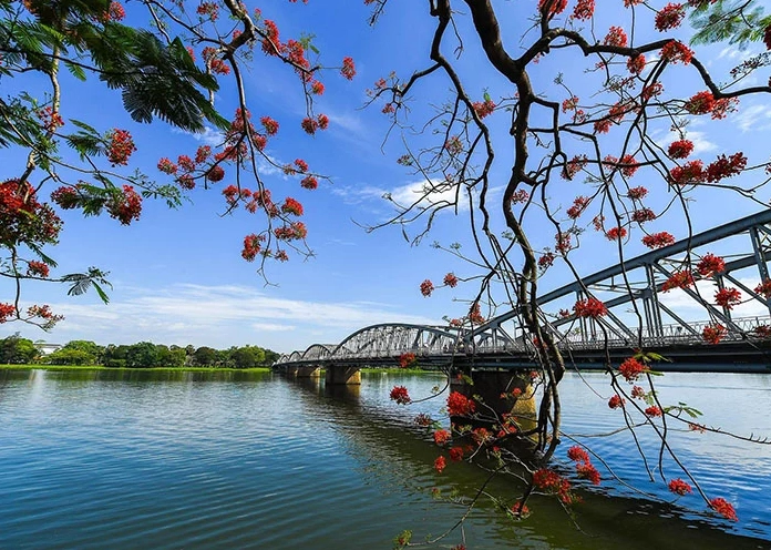 Sông Hương Ở Đâu? Khám Phá Vẻ Đẹp Sông Nước Cố Đô Huế Du thuyền trên sông Hương mùa hè