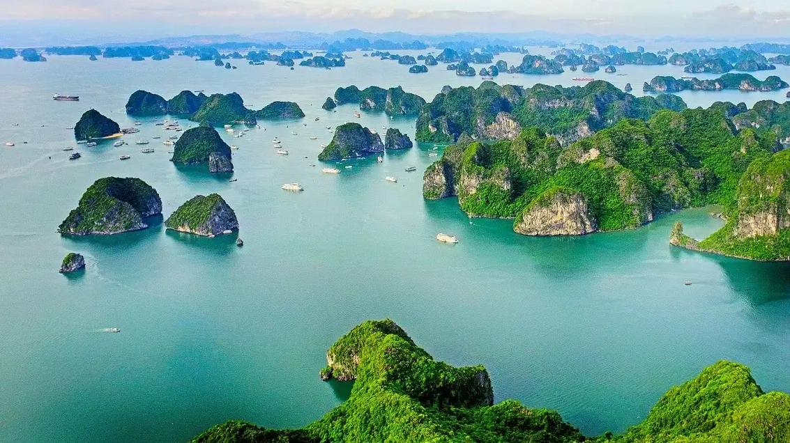 Hoạt động chèo thuyền kayak trên Vịnh Hạ Long