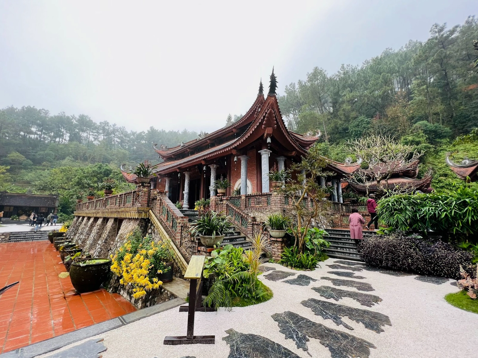 Không gian thanh tịnh bên trong chùa Phi Lai Địa Tạng
