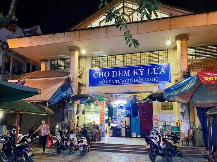 Phố Kỳ Lừa: Điểm Hẹn Du Lịch và Văn Hóa Lạng Sơn 2026 Không khí mua sắm tại Phố Kỳ Lừa