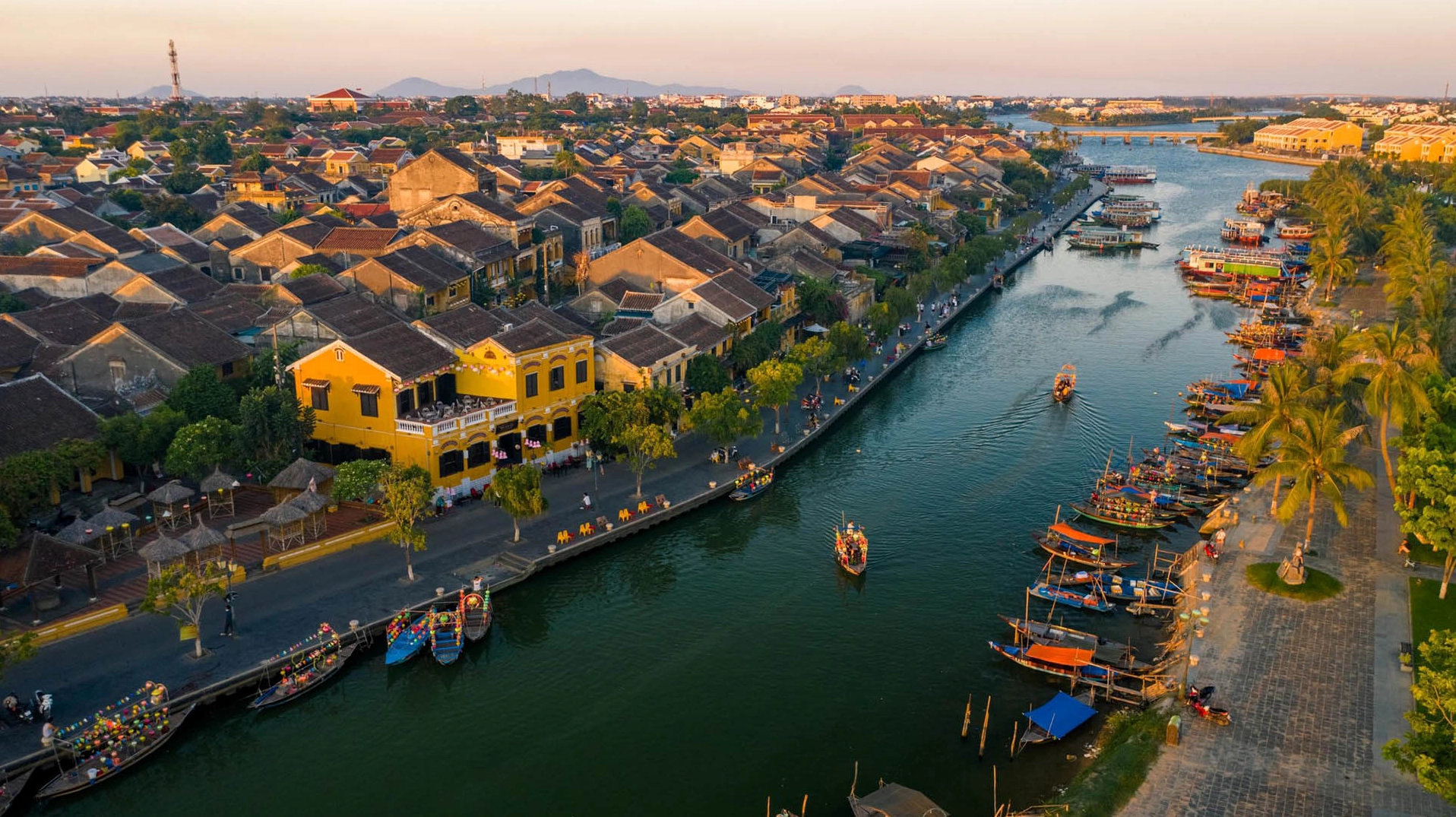 Hội An ở đâu? Khám phá phố cổ diệu kỳ 2026 Khung cảnh nhộn nhịp của phố cổ Hội An về đêm