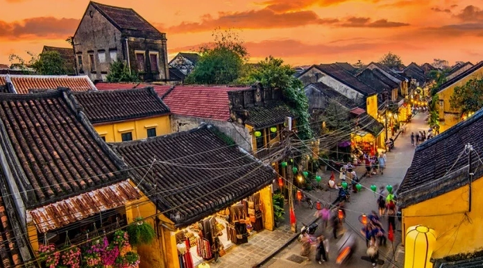 Hội An ở đâu? Khám phá phố cổ diệu kỳ 2026 Khung cảnh phố cổ Hội An với những ngôi nhà cổ kính