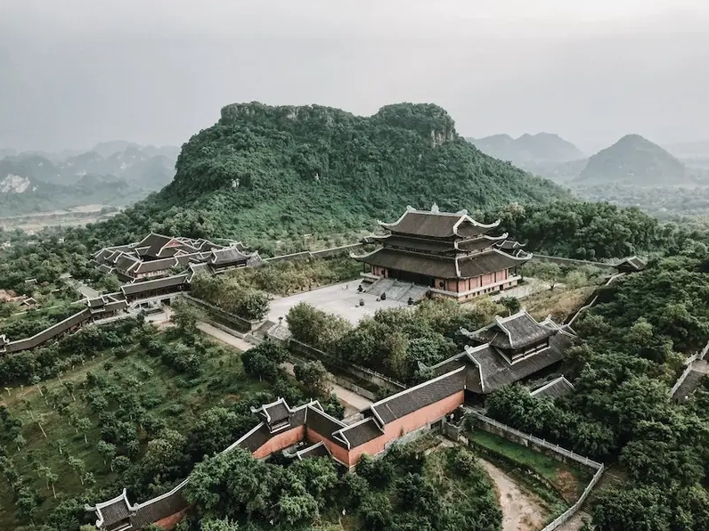 Chùa Yên Tử Ở Đâu? Khám Phá Tuyệt Tác Tâm Linh Miền Đông Khung cảnh thiên nhiên hùng vĩ nhìn từ đỉnh Yên Tử