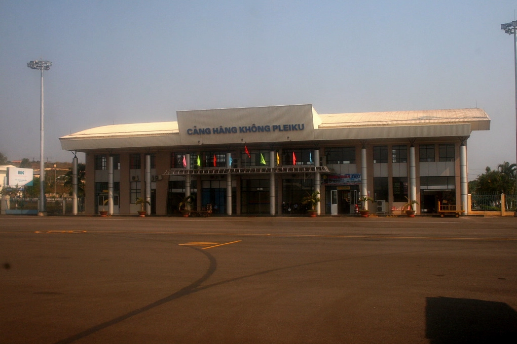 Sân Bay Pleiku 2026: Nâng Cấp, Tiềm Năng và Kinh Nghiệm Du Lịch Máy bay đang hạ cánh tại sân bay Pleiku