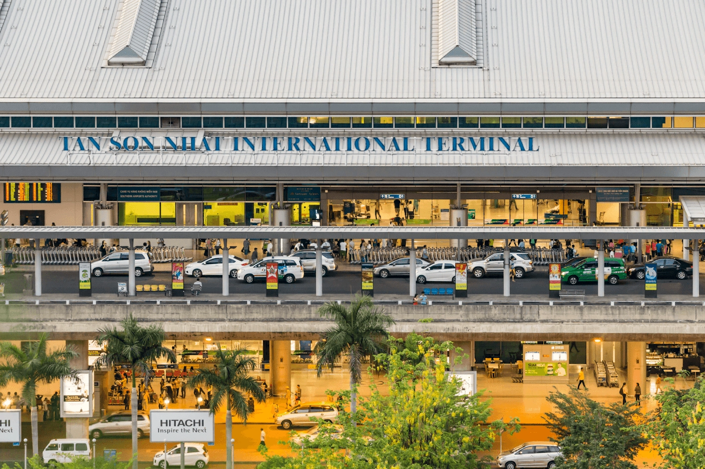 Máy bay đang hạ cánh tại Sân bay Tân Sơn Nhất