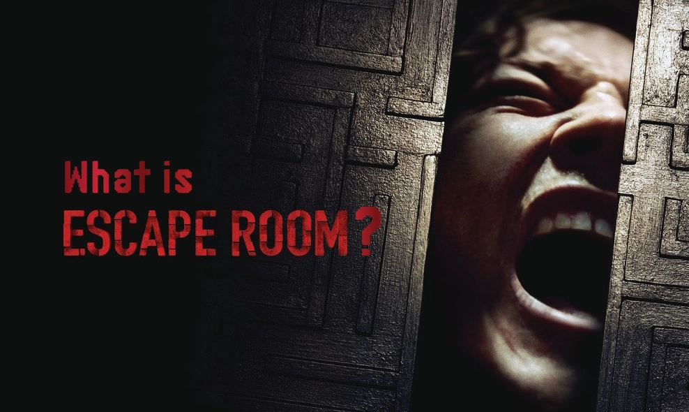 Một nhóm người chơi đang thảo luận và tìm manh mối trong phòng escape room