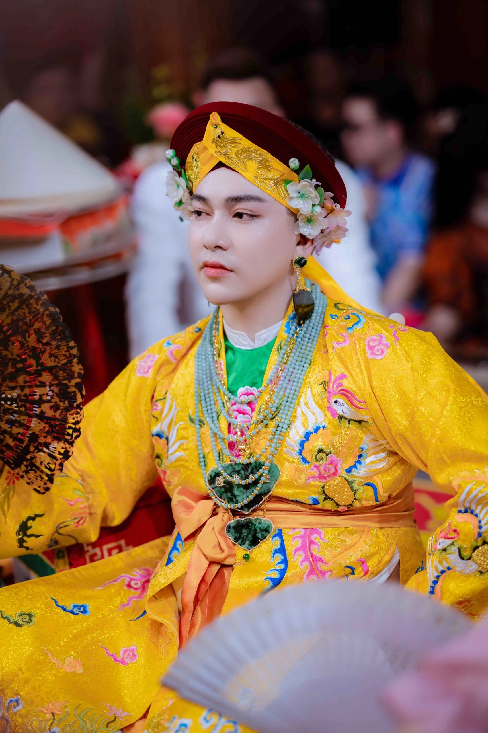 Nghi lễ hầu đồng trang nghiêm và linh thiêng.