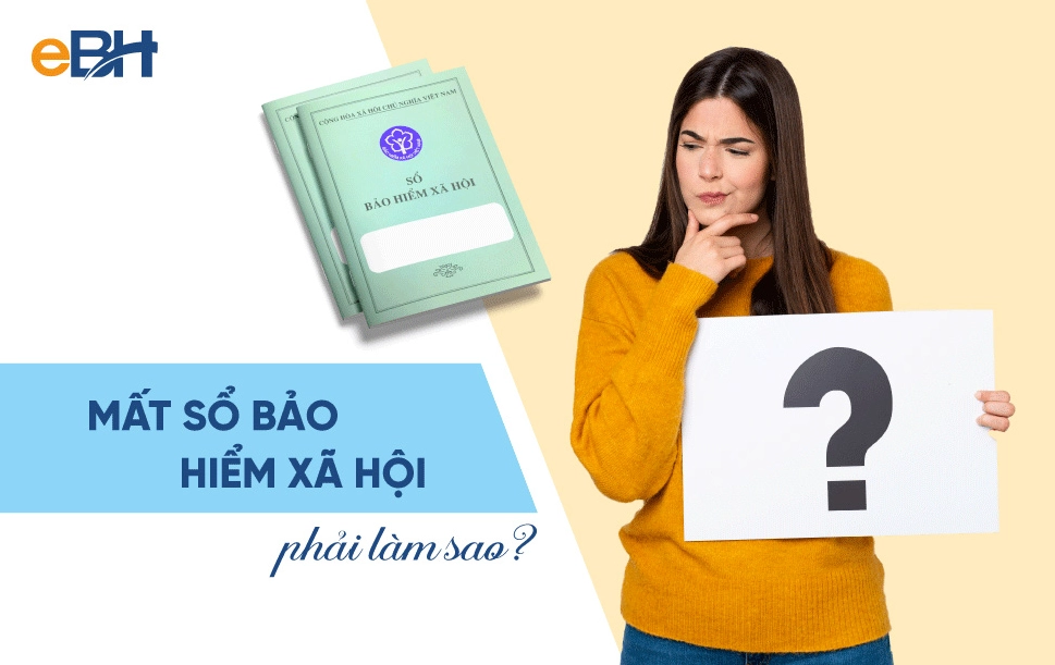Người đang cầm sổ bảo hiểm xã hội