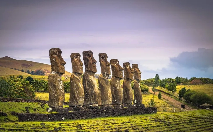Đảo Phục Sinh: Bí ẩn Moai và Lời giải mã 2026 Người dân Rapa Nui bản địa bên cạnh tượng Moai