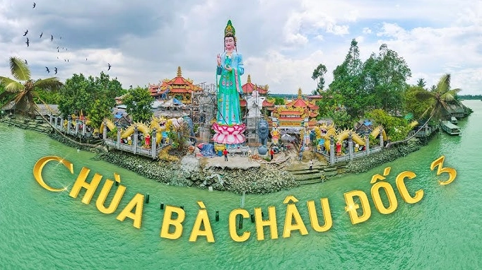 Nội thất trang nghiêm bên trong Miếu Bà